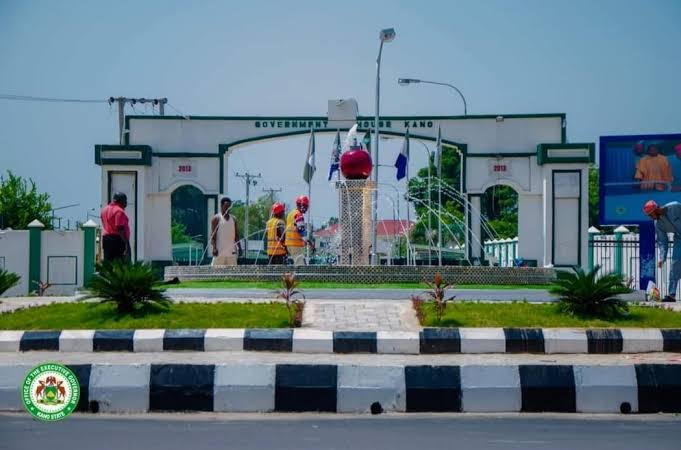 Gwamnatin Kano Ta Miƙa Takardun Mallakar Filaye Ga Masu Bai Wa Gwamna Shawara da Masu Ɗauko Rahoto